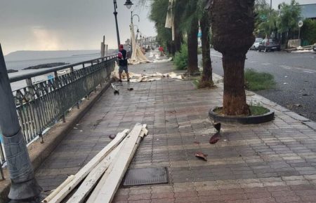 Tromba d'aria a Torre del Greco: danni ingenti agli stabilimenti balneari e alla viabilità 2 Tromba daria a Torre del Grec