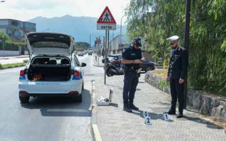 Pomigliano d'Arco, macabro ritrovamento in città: cadavere scoperto nel bagagliaio di un'auto abbandonata 3 cadavere1