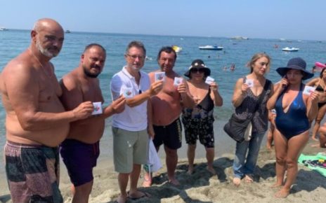 Capri, vietato fumare in spiaggia e disperdere mozziconi nell’ambiente: Sindaco firma ordinanza 3 portacicche