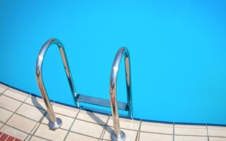 Tragedia a San Sebastiano al Vesuvio: 15enne muore in piscina, forse colto da malore 5 1715865622842 pool