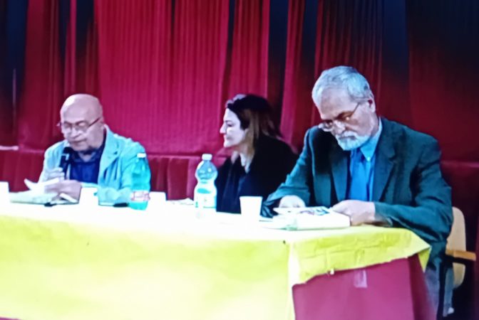 Castello di Cisterna plaude a Luigia Bencivenga e al suo “O’ Cane” 2 3. Giuseppe Cozzolino introduce Luigia Bencivenga autrice O Cane Castrello di Cisterna 28.9.2024