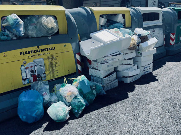 Napoli, Vomero: anche a settembre strade sporche, pure con ingombranti 3 Arenella piazza degli Artisti rifiuti con cassette per il trasporto del pesce
