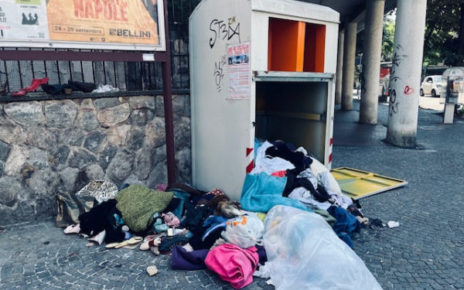 Napoli, SOS dalla collina: eliminate i cassonetti per gli abiti usati 3 Napoli contenitore scassinato