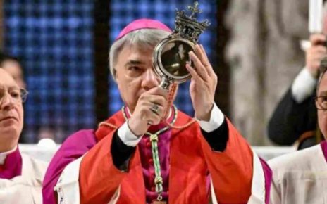 Napoli, si ripete il miracolo di San Gennaro: il sangue si liquefa davanti ai fedeli 4 Napoli miracolo San Gennaro 696x464 1