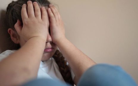 Abusi sulla nipote quindicenne: zio arrestato a Sant'Agata de' Goti 5 SH bambina triste paura
