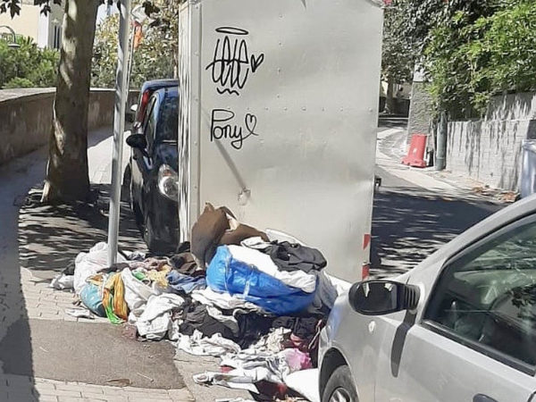 Napoli, Vomero: anche a settembre strade sporche, pure con ingombranti 2 Vomero via Luigia Sanfelice rifiuti abbandonati