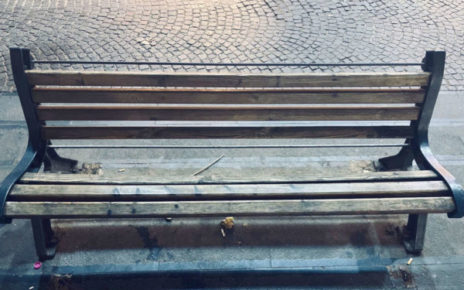 Napoli, via Scarlatti: un'altra panchina danneggiata 4 Vomero via Scarlatti lultima panchina danneggiata