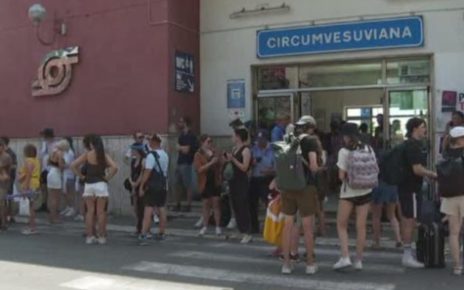 Campania, Trasporti. Pendolari in rivolta: "La Circumvesuviana è un pericolo pubblico, serve l'intervento del Prefetto" 2 pendolariinrivolta