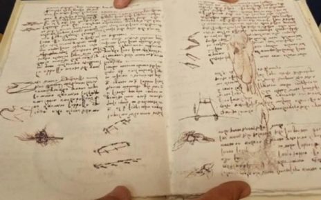 Roma, lo Scriptorium Foroiuliense riproduce il Codice sul volo di Leonardo. Presentate alla Camera 10 copie Giurano: "Spero arrivi sulla Luna" 4 x1AtLWo0pd i 1