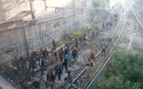 Campania, Trasporti. Saiello e Ciampi (M5S): “Passeggeri abbandonati sui binari, la Circumvesuviana è una vergogna nazionale” 3 13506 disasto circum passeggeri costretti a proseguire a piedi fino a piazza garibaldi