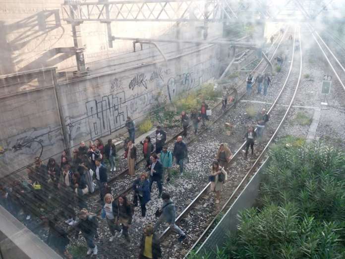13506 disasto circum passeggeri costretti a proseguire a piedi fino a piazza garibaldi