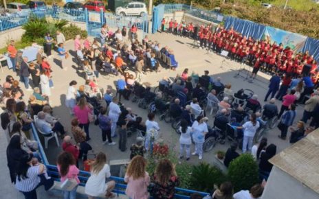 Scisciano, Festa dei Nonni: gli studenti dell’I.C. Omodeo-Beethoven a Villa Azzurra creano un ponte di valori tra passato e futuro 3 457740731 584383690698476 2774395579112488156 n