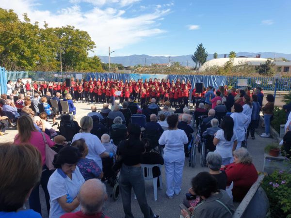 Scisciano, Festa dei Nonni: gli studenti dell’I.C. Omodeo-Beethoven a Villa Azzurra creano un ponte di valori tra passato e futuro 2 461609503 1050851013025107 5817141762604070293 n