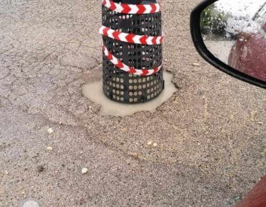 Marigliano, strade dissestate: si usano secchi per coprire le buche. Scoppia la protesta sui social 6 462065186 1294054985295307 6955046905100737537 n