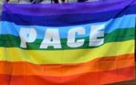 Campania, De Luca annuncia una nuova manifestazione per la pace a dicembre: "Inviteremo israeliani, palestinesi, ucraini e russi" 3 Bandiera per la pace sul Comune di Piacenza lunini 800 e1645632319440 1024x616 1