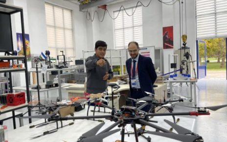 Missione Uzbekistan: alla scoperta delle opportunità economiche e commerciale per le imprese del casertano 5 Domenico Letizia in visita presso i laboratori dedicati ai droni della Turin Polytechnic University