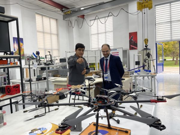 Domenico Letizia in visita presso i laboratori dedicati ai droni della Turin Polytechnic University
