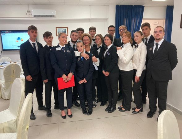 Napoli, all'Istituto Alberghiero Ferraioli cerimonia di consegna delle qualifiche professionali regionali 2 La dirigente Rita Pagano con alcuni alunni del Ferraiolimod