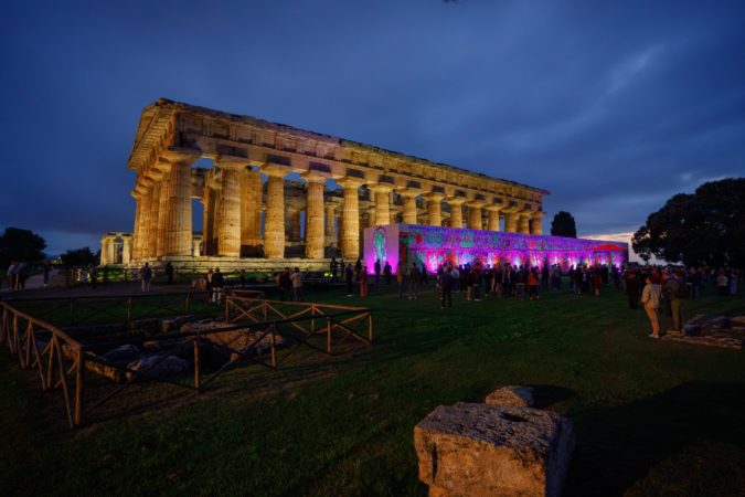 Paestum, straordinario successo per l’inaugurazione della Mostra "Segni Epocali". Fernando Mangone racconta Paestum nel Parco Archeologico 2 Mangone1