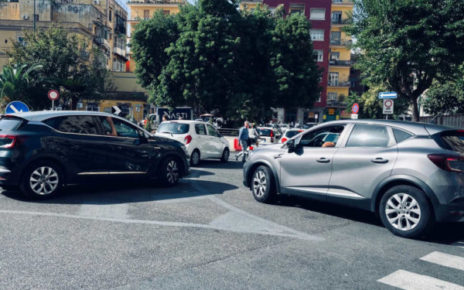 Napoli, al Vomero traffico paralizzato e smog alle stelle: Piazza degli Artisti una vera e propria bolgia infernale 4 Napoli piazza degli Artisti 26 10 2024