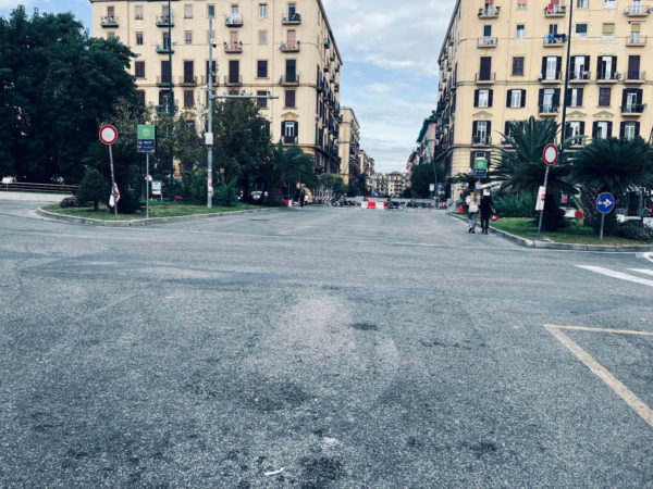 Napoli piazza degli Artisti larea chiusa al traffico priva di arredo urbano