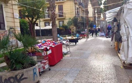 Napoli, Municipalità Collinare: "Un deciso NO alle fiere natalizie!" 6 Napoli via Bertini fiera natalizia con ambulanti abusivi