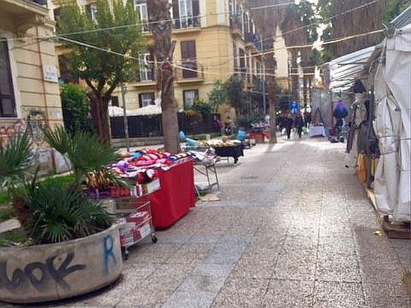 Napoli via Bertini fiera natalizia con ambulanti abusivi