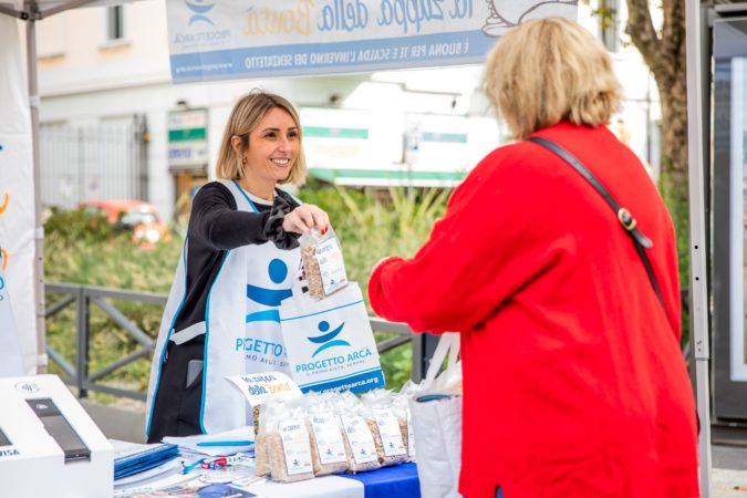 Nelle piazze di Napoli la zuppa della Bontà di Progetto Arca garantisce pasti caldi ai senzatetto 2 Progetto Arca La zuppa della Bonta 2023@DanieleLazzaretto
