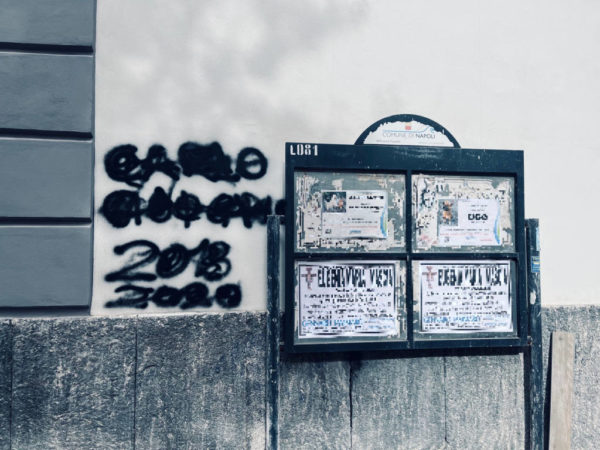 Napoli, via Luca Giordano: scale appena restaurate e già imbrattate 2 Vomero via Aniello Falcone muro imbrattato