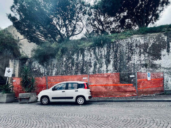 Napoli, San Martino: il muro "impacchettato" reperto storico 2 Vomero via Tito Angelini muro transennato