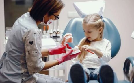 In Italia il 70% dei ragazzi presenta carie o lesioni dello smalto 5 cute little girl sitting dentist s office