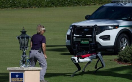 La sorveglianza del futuro: Il cane Robot Spot a difesa di Trump 4 2024 11 12T195200Z 774065642 RC2V3BAVEVJV RTRMADP 5 USA TRUMP 1024x683 1