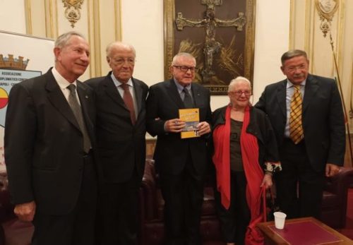 Presentato il libro di Alberto Alovisi “Che vita ragazzi…che vita!” 3 Alberto Alovisi con i giornalisti che hanno presentato il suo libro
