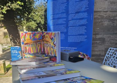 Paestum, l'Arte fra la gente: Fernando Mangone incanta il pubblico con il catalogo “Segni Epocali” 4 Mangone Paestum 2mod
