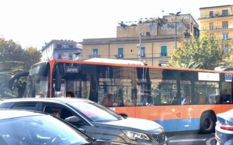 Napoli, sulla collina sabato con traffico infernale. Capodanno (Valori Collinari): "Riaprite piazza degli Artisti!" 5 Napoli piazza degli Artisti autobus di linea bloccato nel traffico
