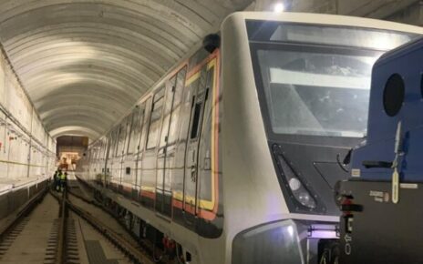 Arriva il secondo treno CAF per la linea metropolitana Piscinola-Aversa: un passo avanti per la mobilità campana 6 Treno CAF Metropolitana Arcobaleno