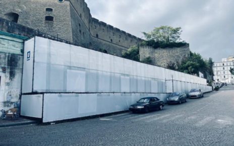 Napoli, San Martino: ancora tanto degrado e abbandono 4 Vomero San Martino il muro puntellato e impacchettato 1