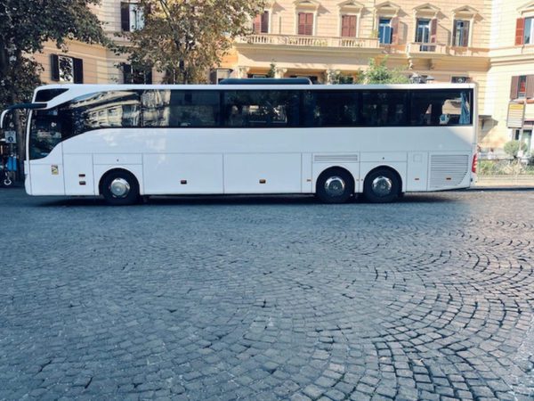 Vomero piazza Vanvielli pullman turistico fermo dinanzi allo stazionamento dellANM 03 11 2024