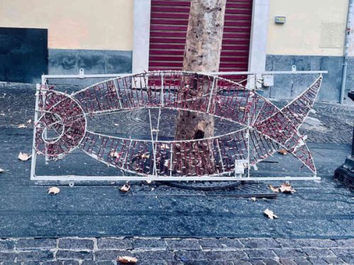 Napoli, al Vomero le luminarie che non piacciono 2 Vomero via Scarlatti luminaria natalizia 2024
