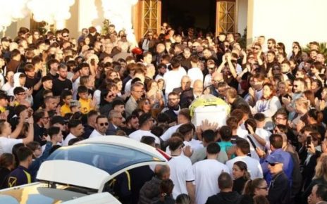 San Sebastiano al Vesuvio dà l’ultimo saluto a Santo Romano: un lungo applauso e il grido della folla “Santo, numero uno” 2 e7f88f72a6cb7a41ce0fffef54a0f284