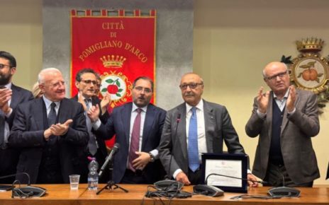 Pomigliano d'Arco, il Sindaco Raffaele Russo premiato da Psi "per impegno sociale” alla presenza del governatore De Luca 5 russo premiato