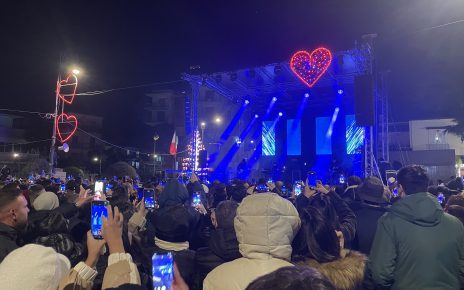 Somma Vesuviana, Piazza Vittorio Emanuele III accoglie il cantautore Rosario Miraggio: emozioni sul palco 5 007mod