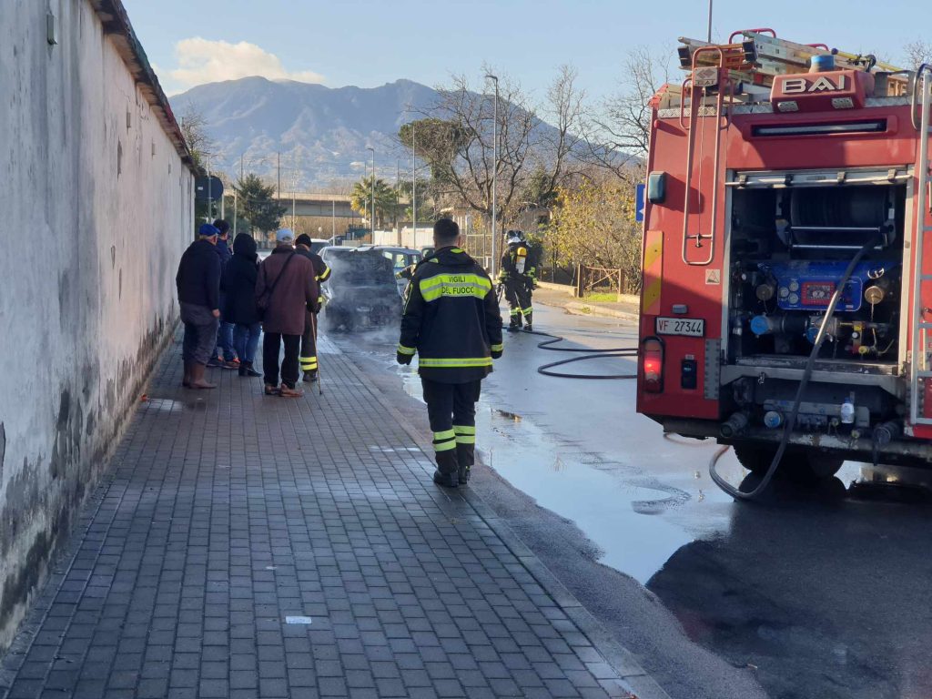 Scisciano, auto in fiamme: conducente illesa grazie al sangue freddo 4 462579986 593323640055361 4016542566988628919 n