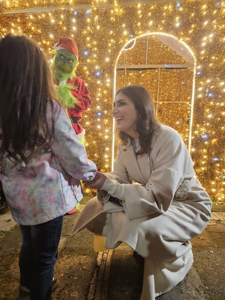 Baronissi, la città si illumina di magia. Sindaco Petta: "Un grande successo per l'inaugurazione delle luci natalizie" 2 Anna Petta Natale