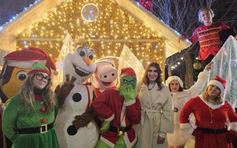 Baronissi, la città si illumina di magia. Sindaco Petta: "Un grande successo per l'inaugurazione delle luci natalizie" 3 Anna Petta Natale1