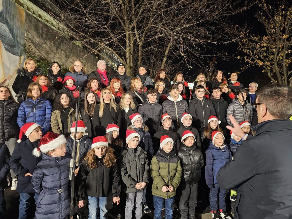 Baronissi, la città si illumina di magia. Sindaco Petta: "Un grande successo per l'inaugurazione delle luci natalizie" 3 Anna Petta Natale2