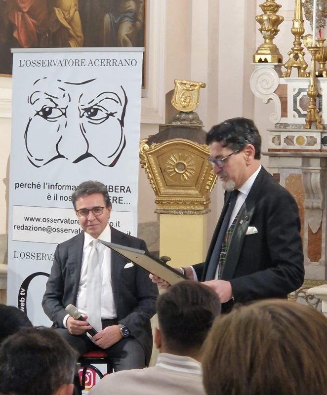 Acerra celebra le sue eccellenze: emozioni e riflessioni alla consegna del Premio "Acerrano dell'Anno" 2024 5 Consegna targa prof. Michelino De Laurentiis