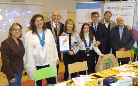 Pozzuoli, il Rotary con giovani: consegnata la Carta Costitutiva all’Interact Club Campi Flegrei 5 DSC07891 B