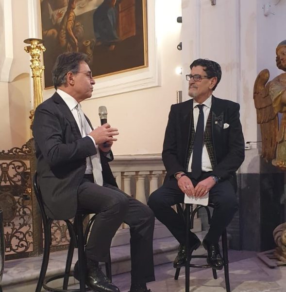 Acerra celebra le sue eccellenze: emozioni e riflessioni alla consegna del Premio "Acerrano dell'Anno" 2024 2 Dialogo prof De Laurentiis e Vincenzo M. Pulcrano