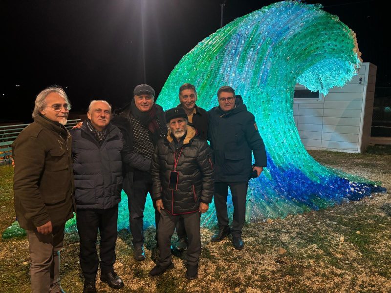 Mattinata, Fondazione Vassallo: inaugurata "La grande onda". L'opera di 2500 bottiglie in plastica dedicata al Sindaco Pescatore 3 Fondazione Angelo Vassallo2